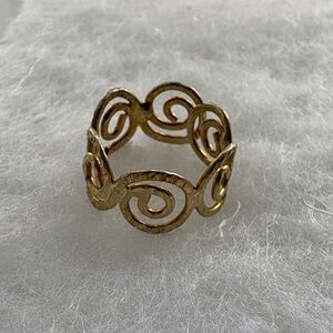 Elegant Gold Swirl Ring